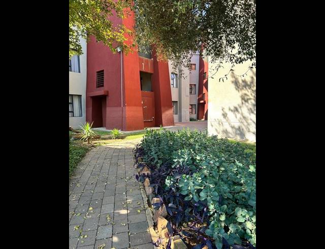 2 BEDROOM APARTMENT FOR SALE IN ROOIHUISKRAAL NORTH